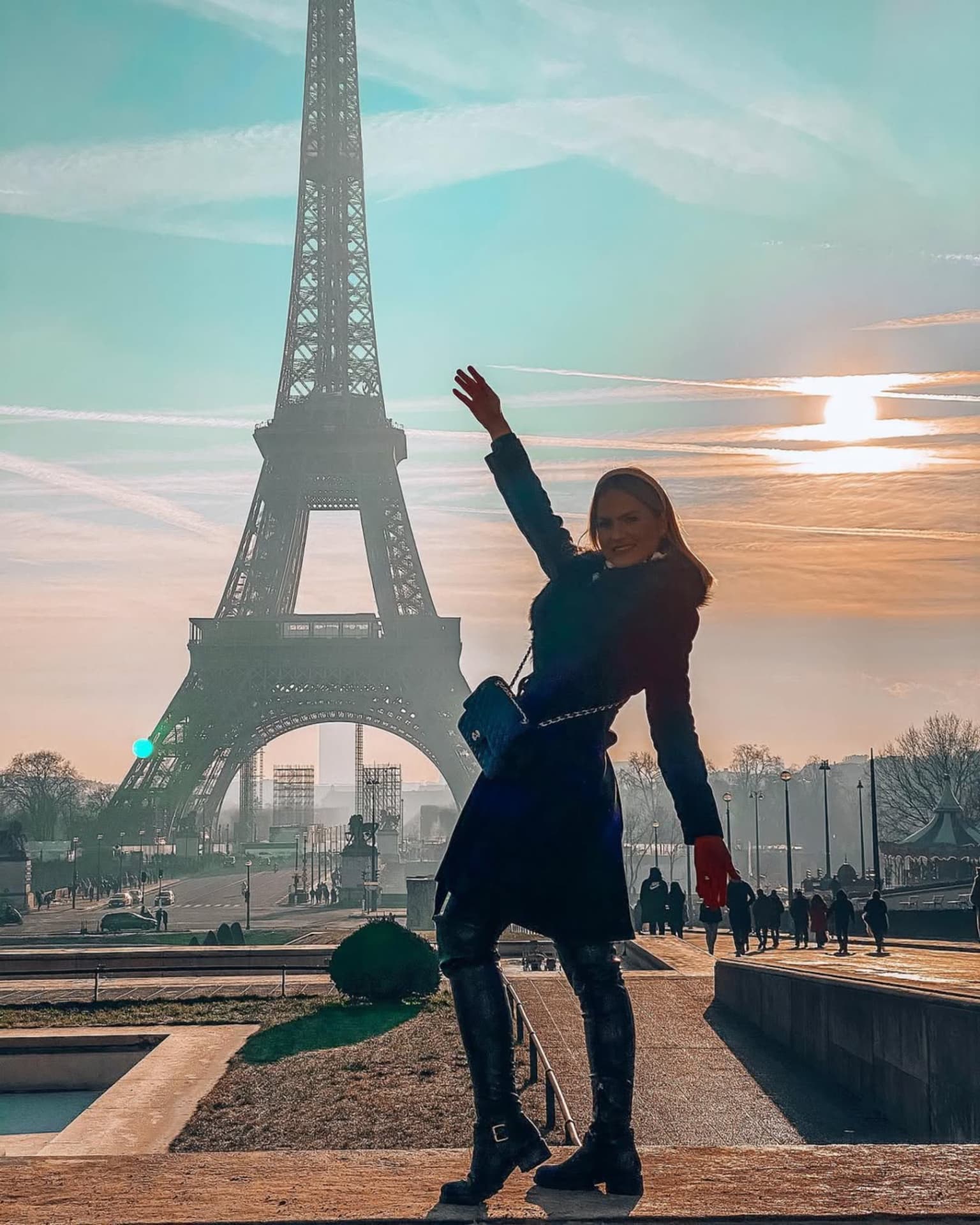 Emilim diante da Torre Eiffel ao pôr do sol, em Paris